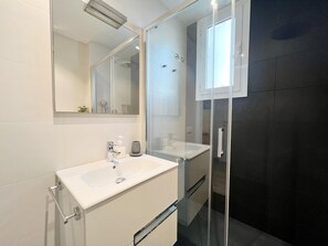 Douche, sèche-cheveux, serviettes fournies