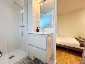 Douche, sèche-cheveux, serviettes fournies