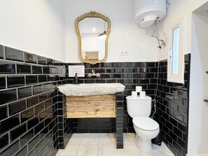 Douche, sèche-cheveux, serviettes fournies