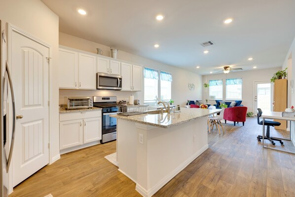 Fridge, microwave, stovetop, dishwasher