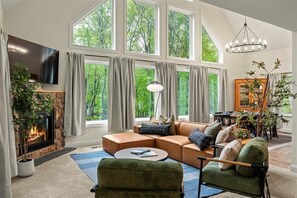 Fernseher, Kamin, Bücher, Arbeitsbereiche