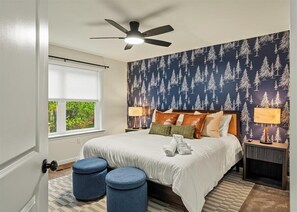 5 chambres, bureau, fer et planche à repasser, lit parapluie