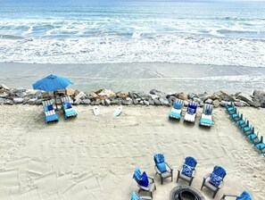 Perto da praia, espreguiçadeiras, toalhas de praia 