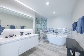 Secadora de cabello, toallas, jabón, shampoo