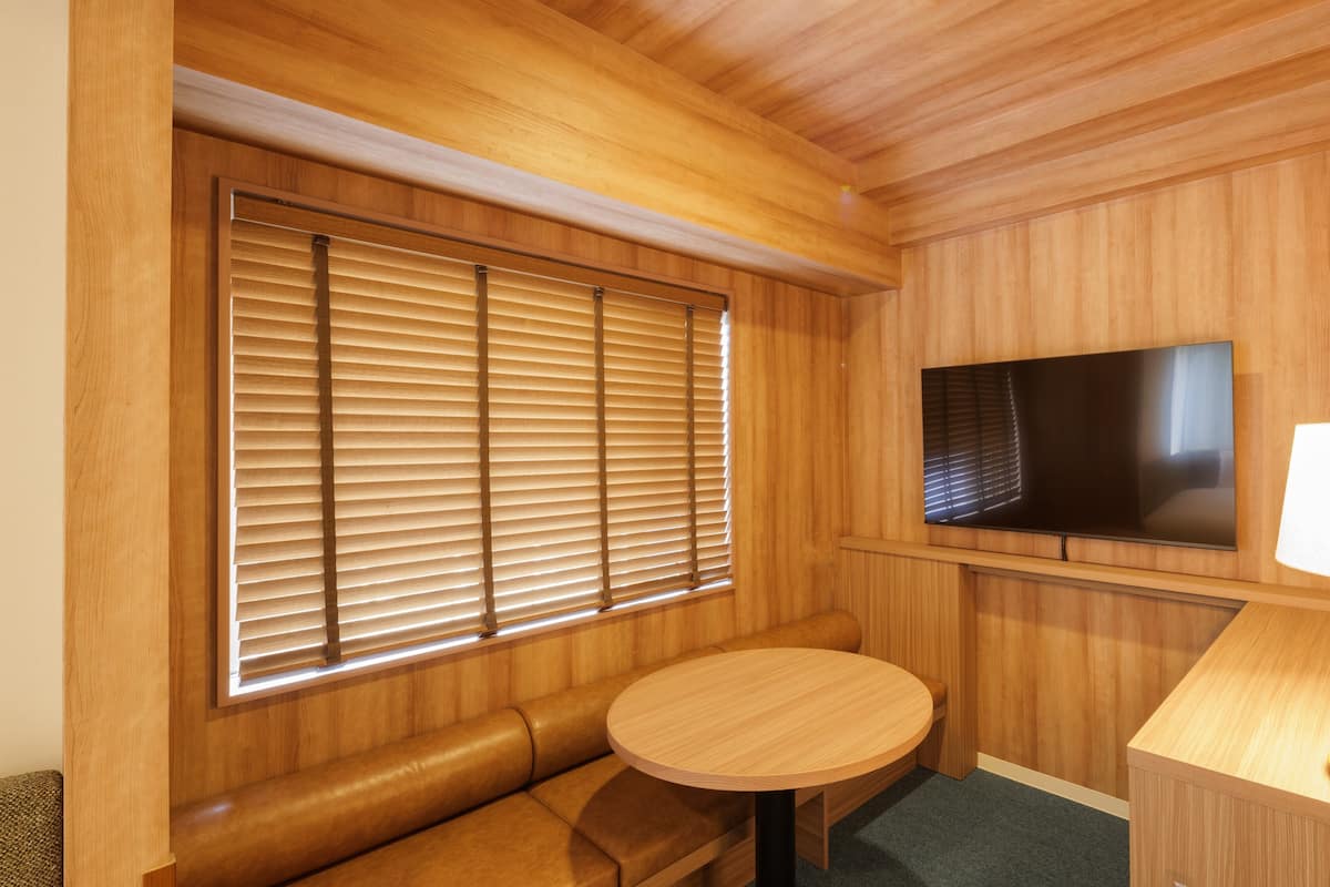 Superior-Dreibettzimmer | Zimmersafe, Schreibtisch, Verdunkelungsvorhänge, Bügeleisen/Bügelbrett