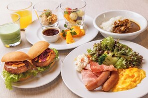 Se ofrece un desayuno bufé (1540 JPY por persona)