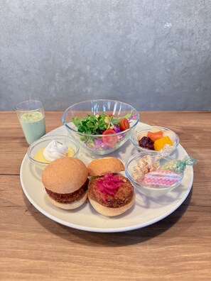 Bữa sáng buffet hàng ngày (1100 JPY/mỗi người) 