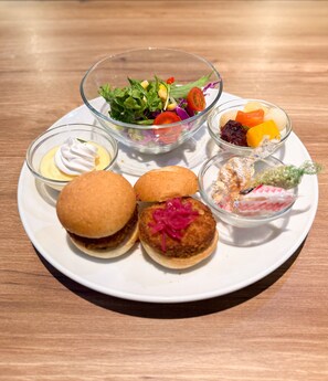 Desayuno buffet diario (JPY 1100 por persona)