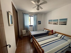 4 Schlafzimmer, Schreibtisch, Bügeleisen/Bügelbrett, Reisekinderbett
