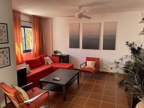 Smart TV, pebolim, livros, aparelho de som