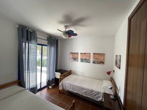 4 chambres, bureau, fer et planche Ă repasser, lit parapluie