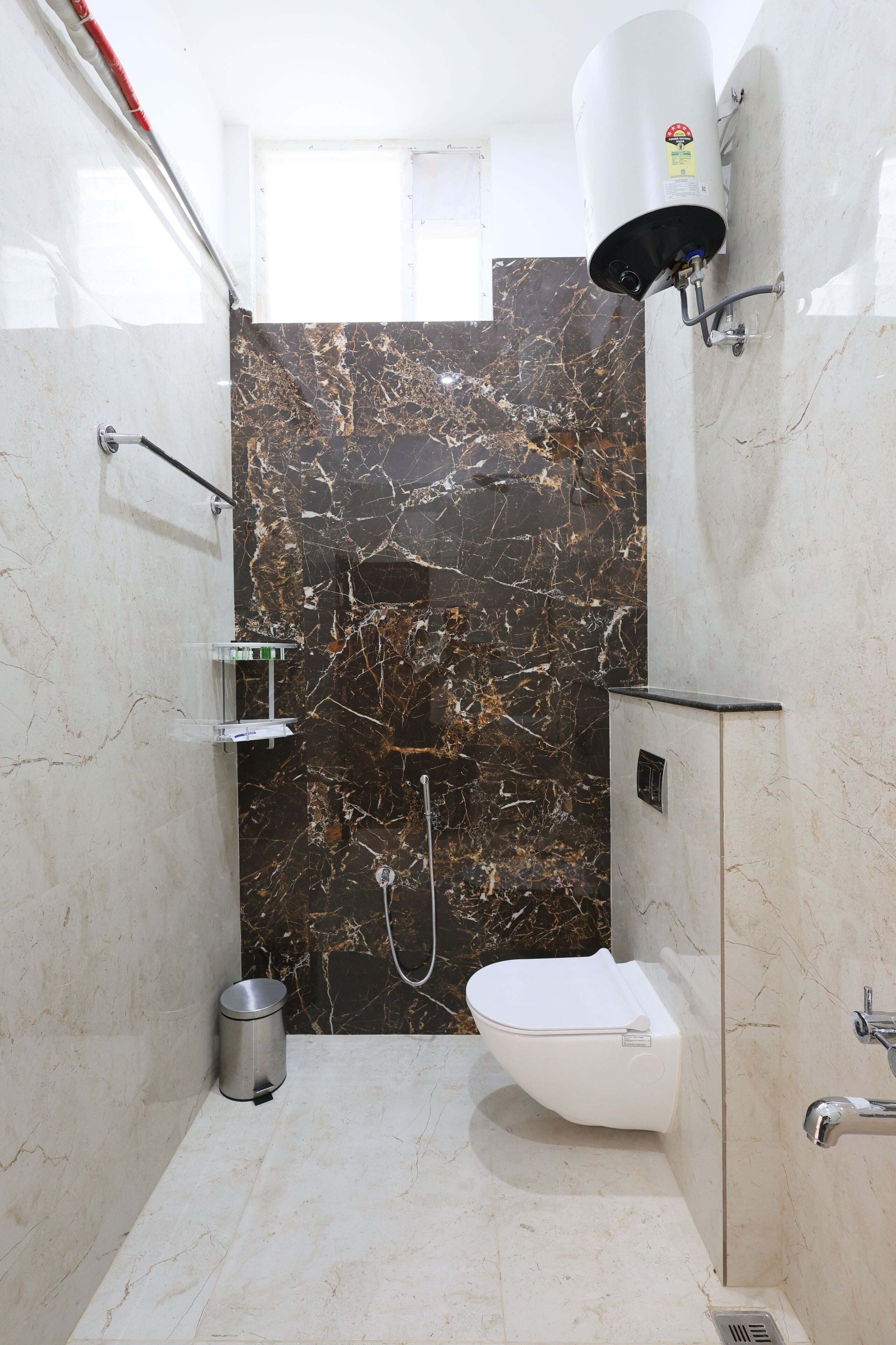 Dusche, kostenlose Toilettenartikel, Haartrockner, Handtücher