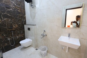 Douche, sèche-cheveux, serviettes fournies, savon