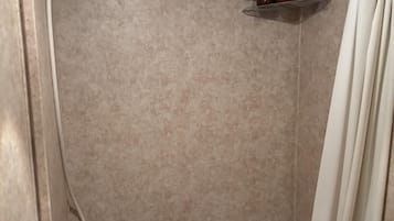 Secador de cabelo, toalhas de banho, sabonete, shampoo