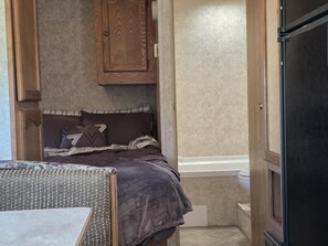 1 多间卧室、床单