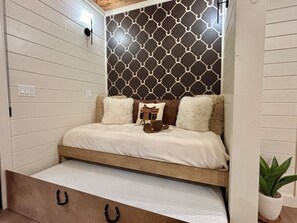 1 habitación, tabla de planchar con plancha, wifi gratis y ropa de cama