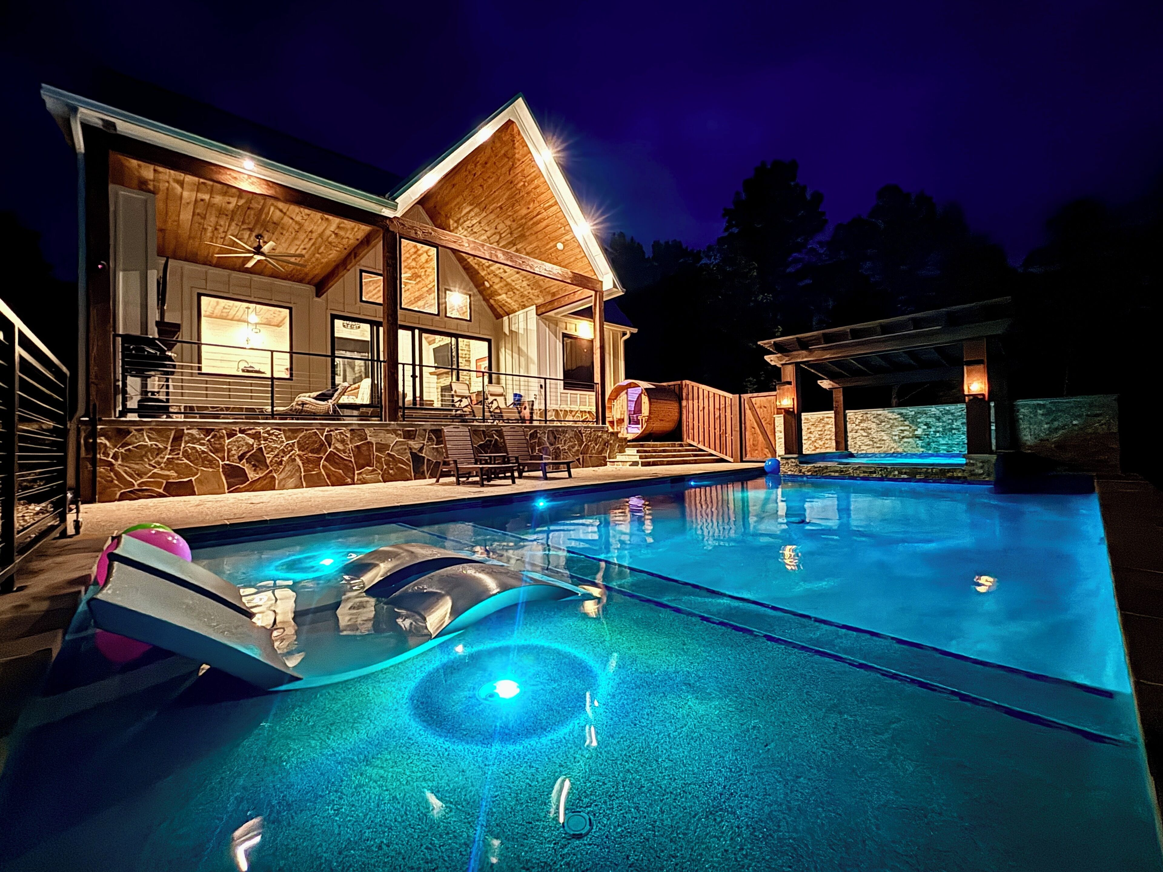 Een buitenzwembad en een verwarmd zwembad