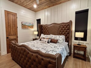 1 bedroom, iron/ironing board, free WiFi, bed sheets - New Family/Couples Cabin w/Heated Pool/Sauna/Hot Tub/Firepit/Private/Fireplace (Broken Bow)