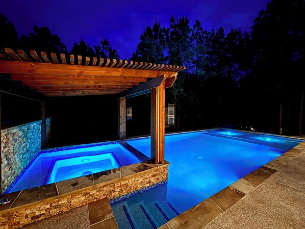 Una piscina al aire libre, una piscina climatizada
