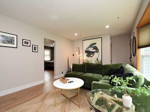 Smart-TV, Bücher, Stereoanlage