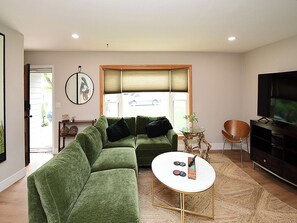 Smart TV, livros, aparelho de som