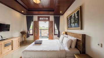 Deluxe Room | Desk, free WiFi