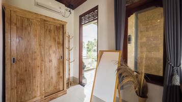 Deluxe Room | Desk, free WiFi