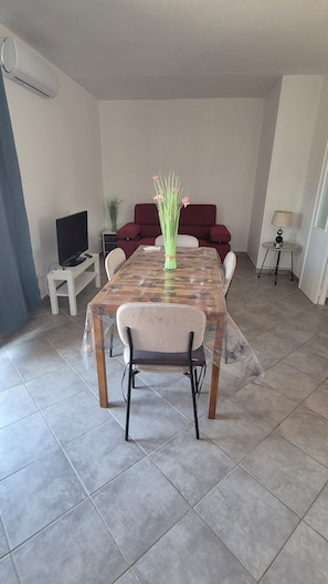 Dining - Top of villa in charming Provencal village (La Crau)