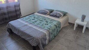 3 bedrooms, iron/ironing board, bed sheets - Top of villa in charming Provencal village (La Crau)