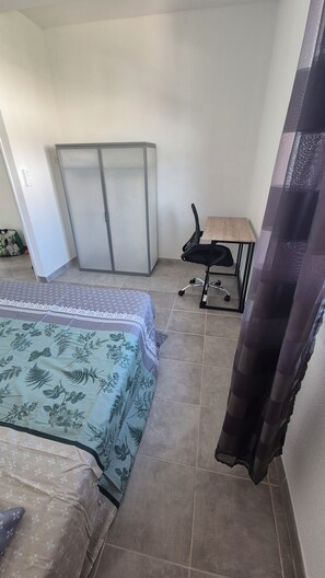 3 bedrooms, iron/ironing board, bed sheets