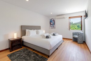 5 camere, una scrivania, ferro/asse da stiro, accesso a Internet