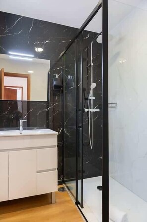 Douche, sèche-cheveux, serviettes fournies, shampoing