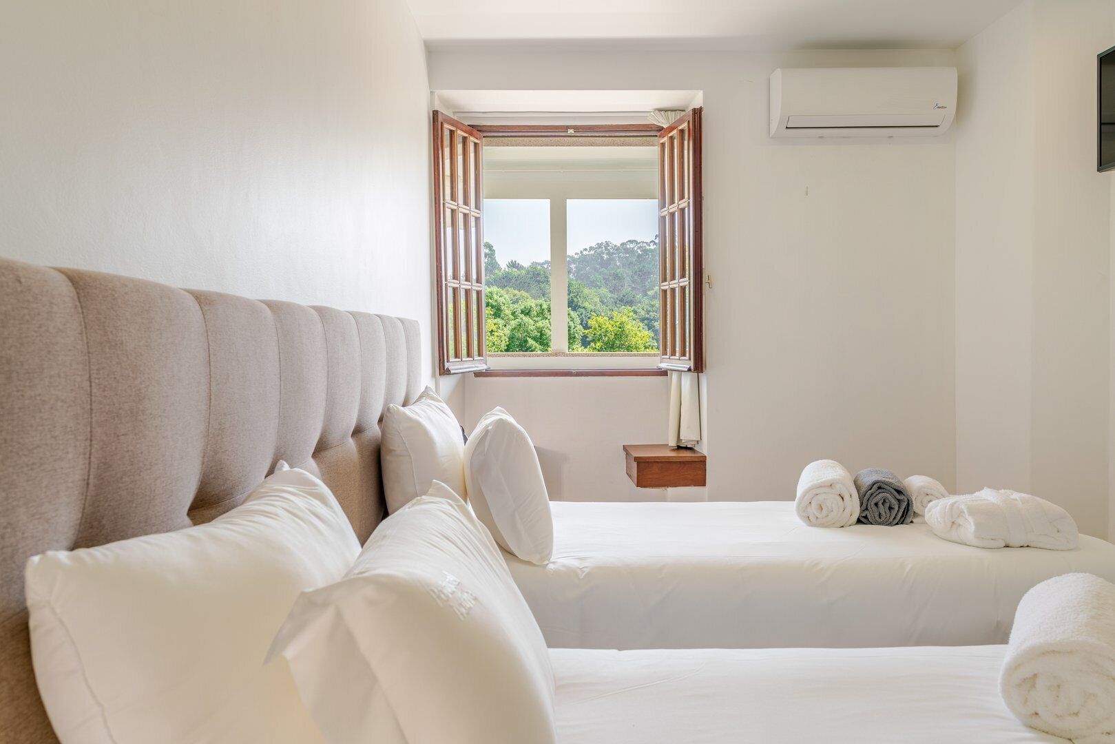 5 bedrooms, desk, iron/ironing board, internet