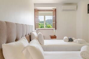 5 slaapkamers, een bureau, een strijkplank/strijkijzer, internet