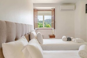 5 habitaciones, escritorio y tabla de planchar con plancha 