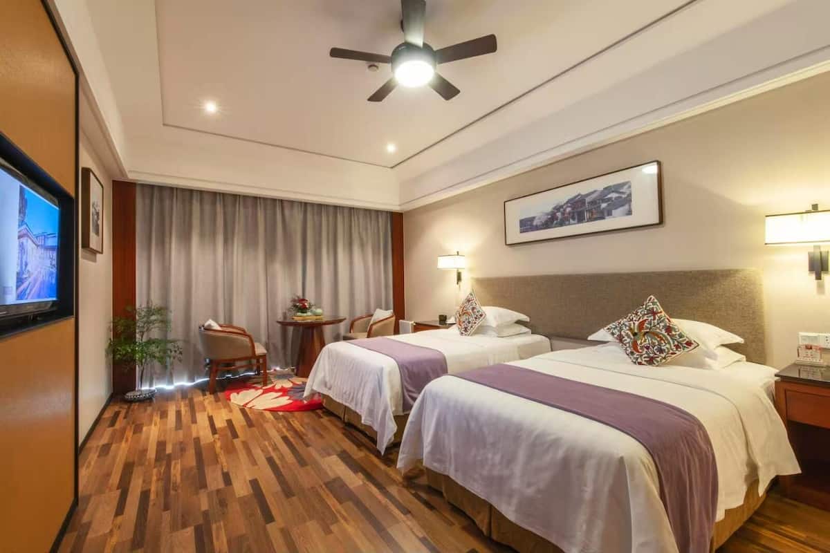 Quarto casal básico | Cofres nos quartos, cortinas blackout, ferros/tábuas de passar roupa