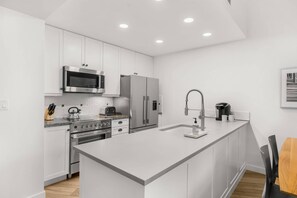 Fridge, microwave, stovetop, dishwasher