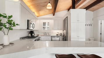 Geladeira, micro-ondas, cooktop, lava-louças