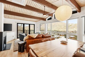 TV, fireplace, stereo