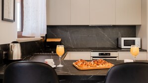 Wasserkocher mit Kaffee-/Teezubehör, Kühlschrank, Mikrowelle, Ofen
