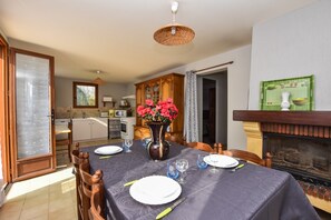 Dining - House in Périgord near Medieval Villages (Prats du Périgord)