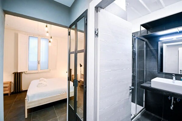 Shower, hair dryer, bidet, towels