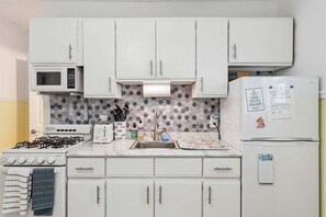 Fridge, oven, coffee/tea maker, blender