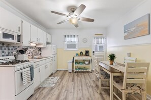 Fridge, oven, coffee/tea maker, blender - 302 E Buttercup Road, Unit 3 (Wildwood)