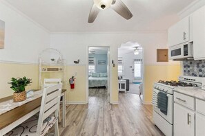 Réfrigérateur, four, cafetière/bouilloire, blender