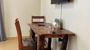 Quarto casal, para não fumantes, vista para a cidade | Escrivaninha, cortinas blackout, ferros/tábuas de passar roupa