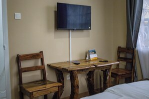 Phòng đôi, không hút thuốc, quang cảnh thành phố | Bàn, màn/rèm cản sáng, bàn ủi/dụng cụ ủi quần áo