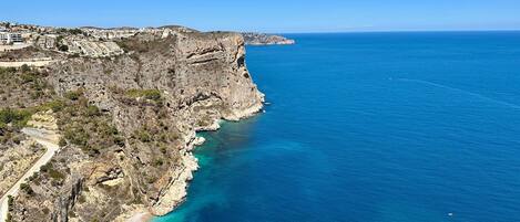 بالقرب من الشاطئ