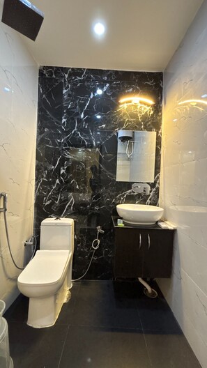 Produtos de toalete grátis, toalhas de banho, sabonete, shampoo