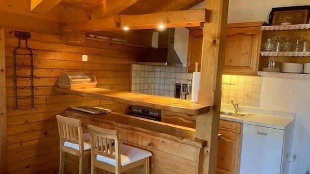 Cafetera o tetera, frigorífico, horno y placa de cocina